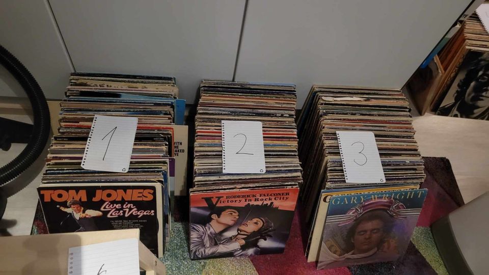 450kpl LP-levyä, pääosin 60-70-luvulta