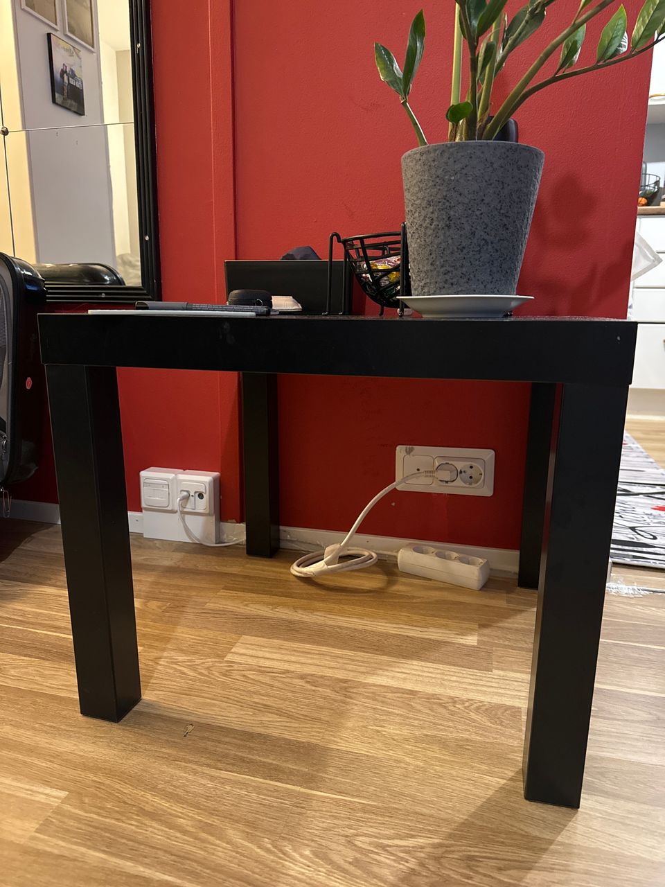 Ikea musta pöytä