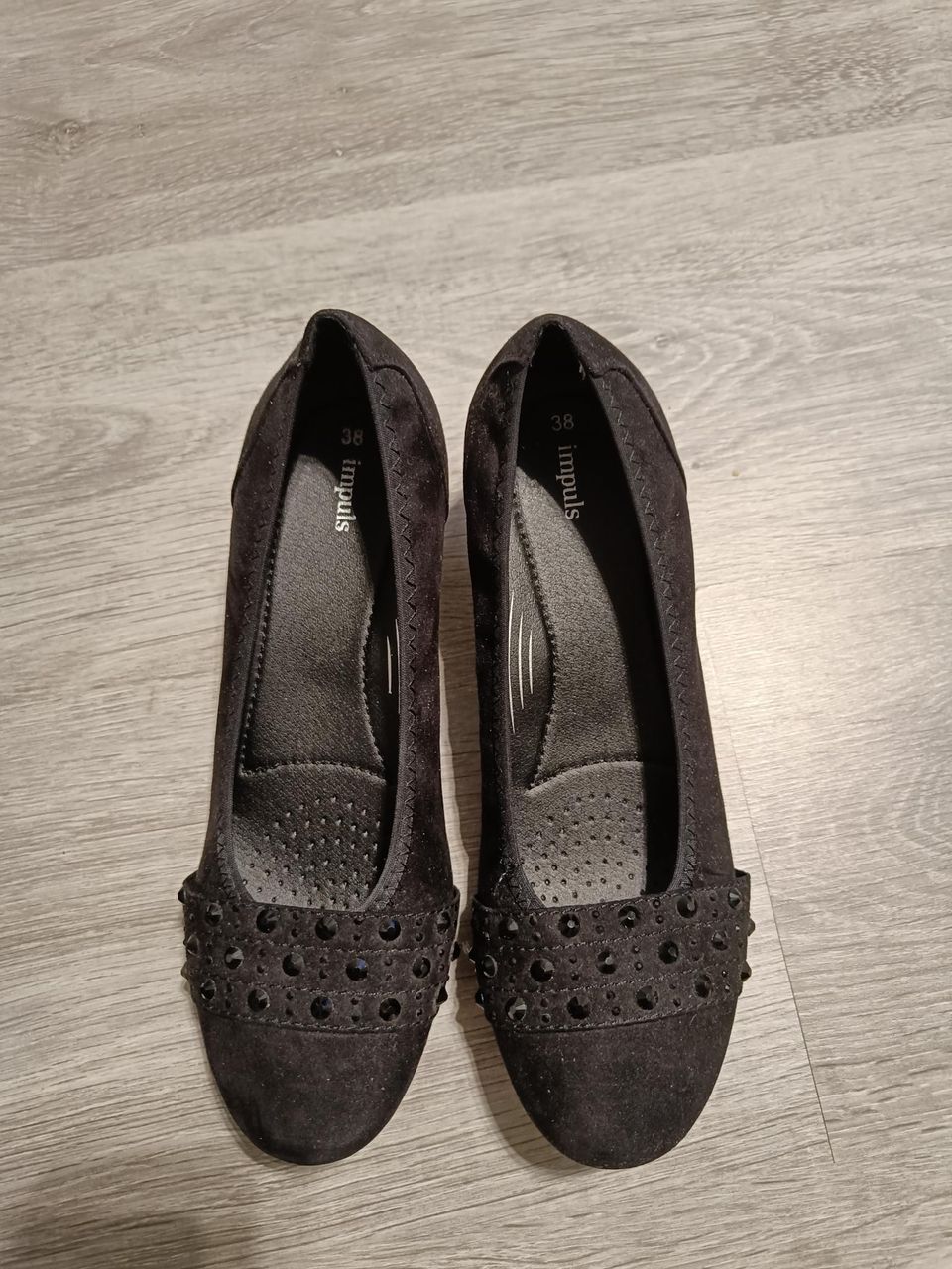 Mustat pikku kengät