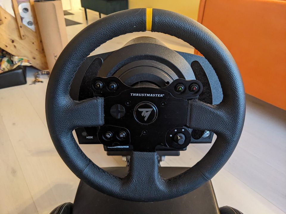 Thrustmaster TX Racing Wheel Leather Edition -rattiohjain ja Playseat
