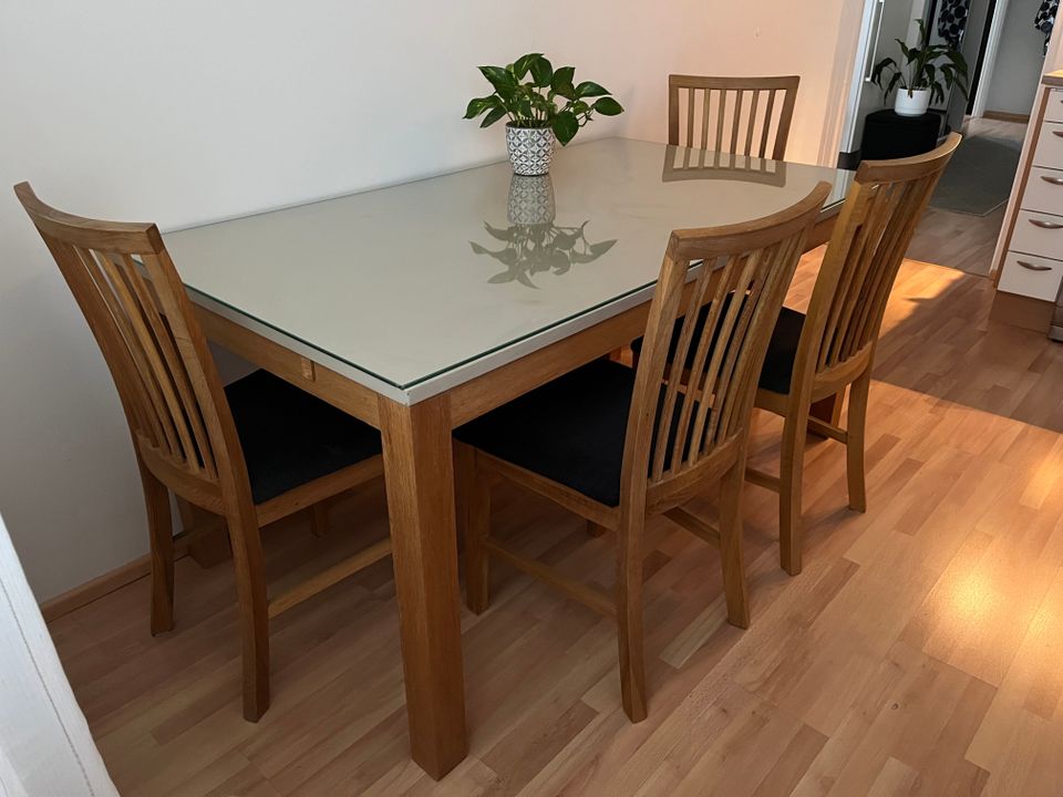 Keittiön pöytä ja tuolit