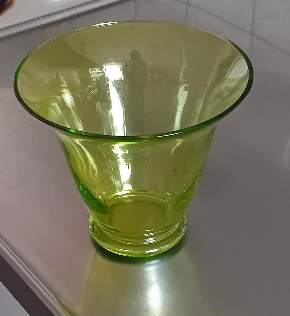 Keväänvihreä lasimaljakko lasimalja