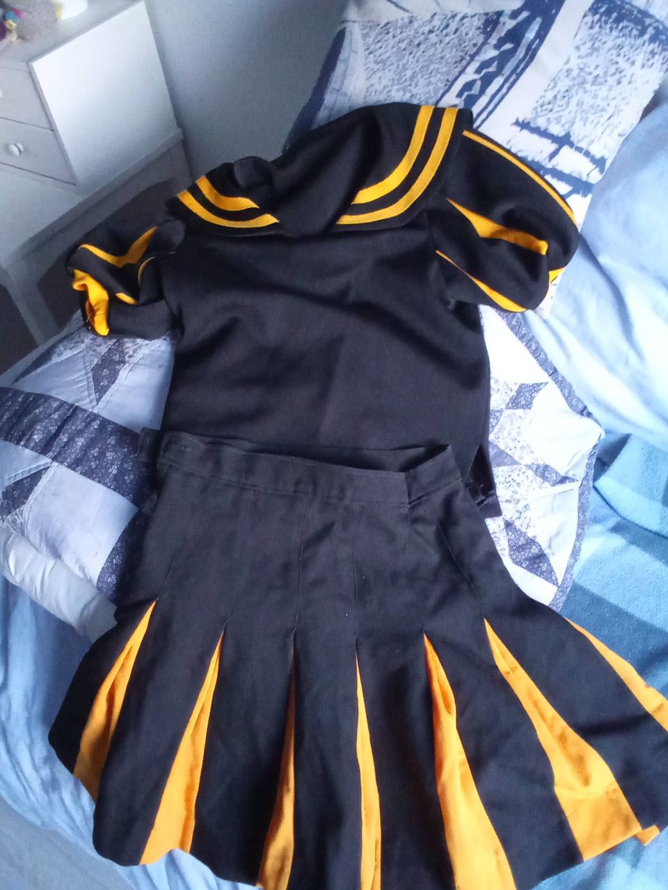 Cheerleader asu, paita ja hame mustakeltainen