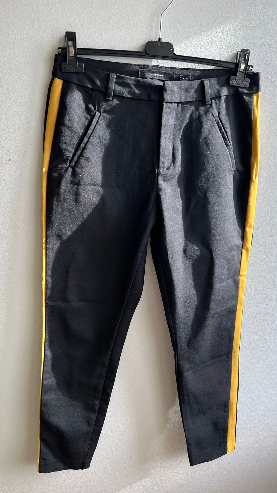 Mustat housut joissa keltainen raita L/34