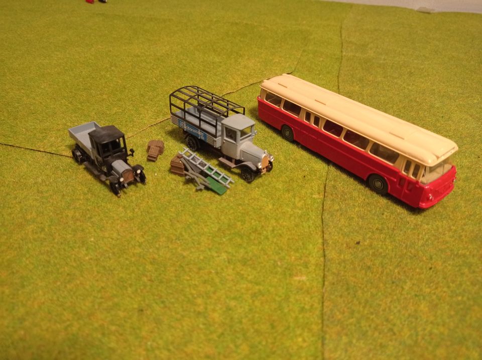 H0-ajoneuvoja: Vol 14: 1 linja-auto ja 2 vanhaa autoa