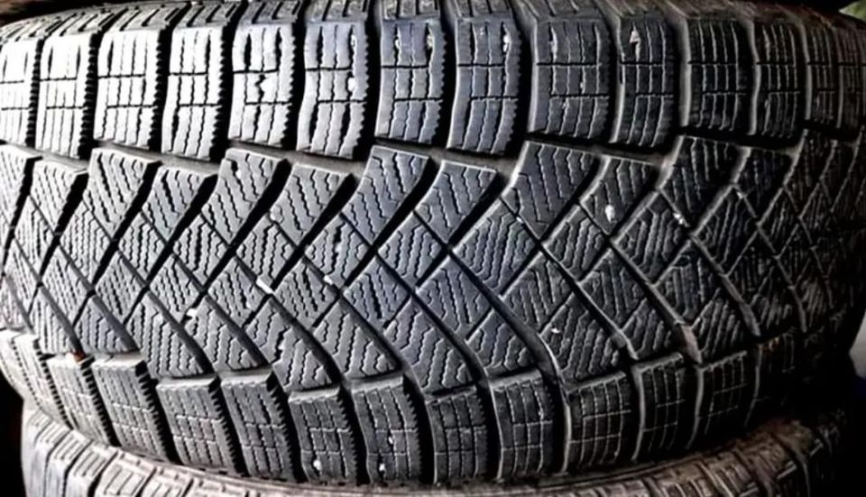 225/55R17 Pirelli Ice Zero FR M+S kitkarenkaat 6/6/8/8.5mm Dot15/20.