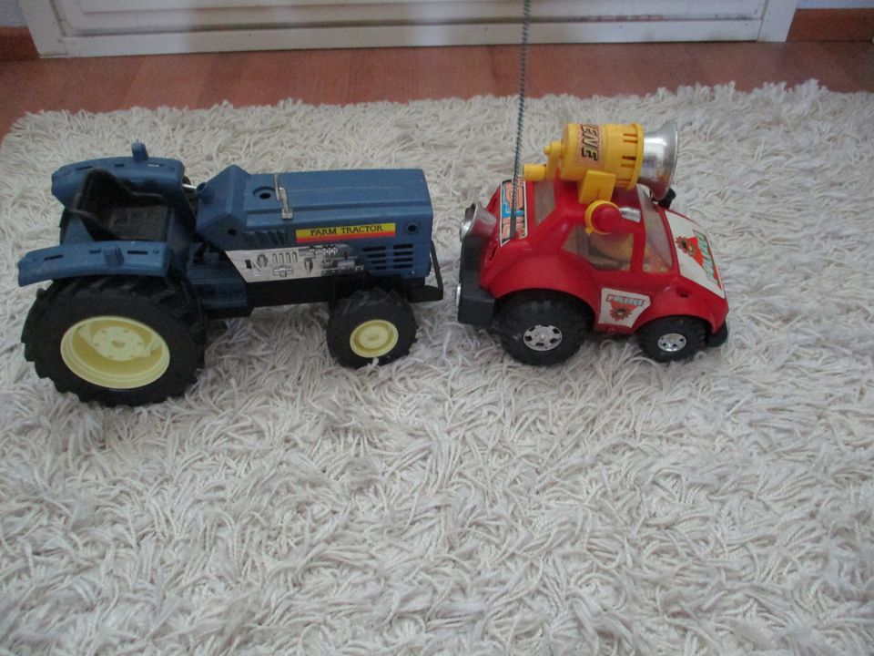 Vanha auto ja traktori lelu 80-luvulta