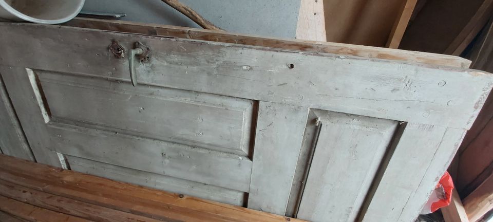 Antiikkinen vanhan ajan puuovi karmeineen 94*219 ja kaksi irrallista ovilehteä
