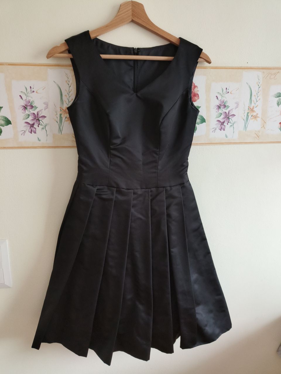 Musta mekko k.34