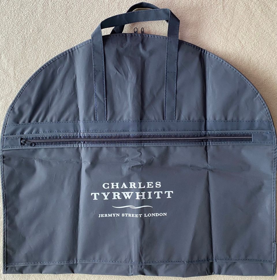 Charles Tyrwhitt suit bag pukukassi