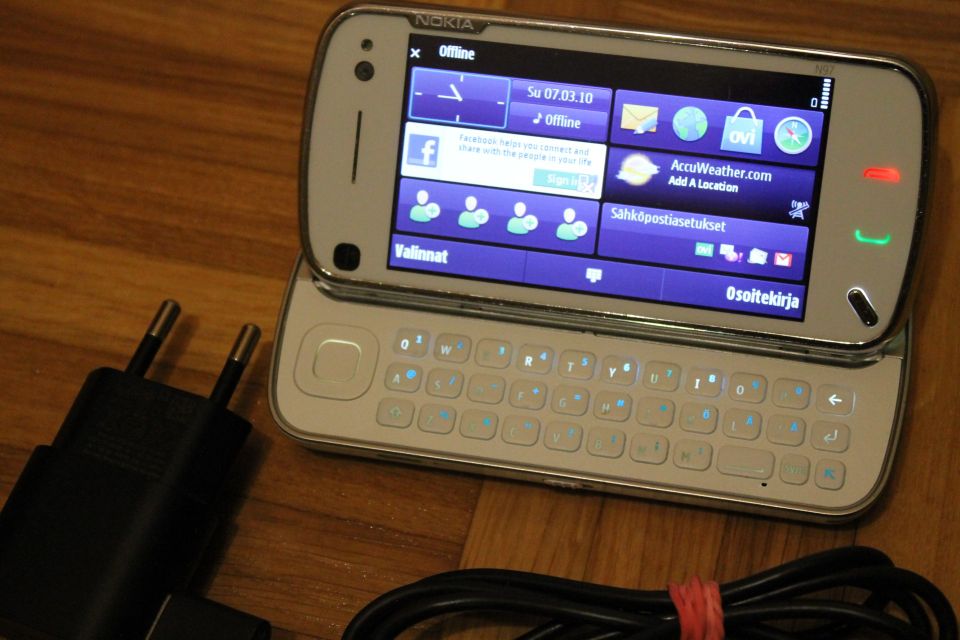 Nokia N97 puhelin matkapuhelin älypuhelin avattava näppäimistö + laturi
