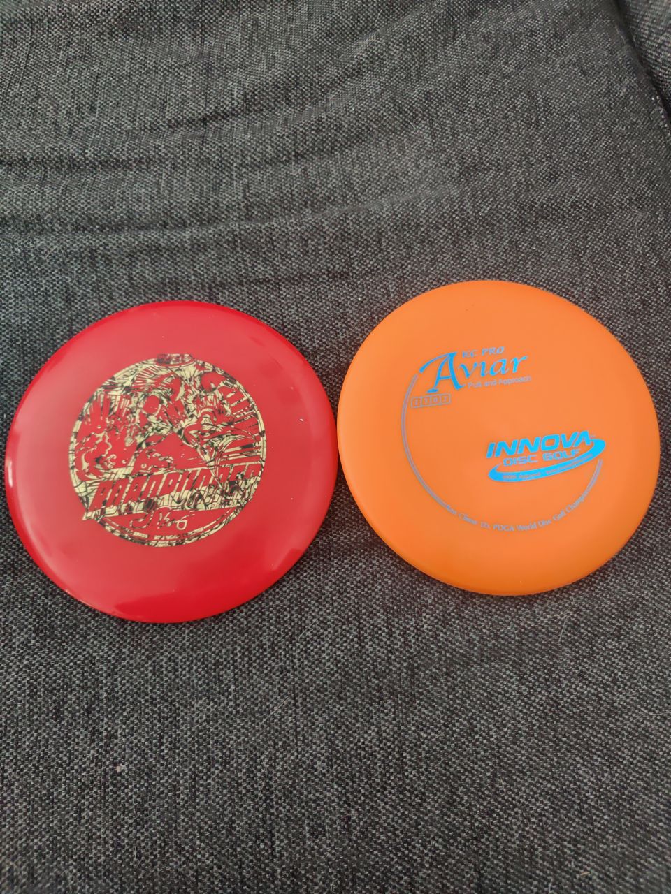 2 Frisbeegolf-kiekkoa