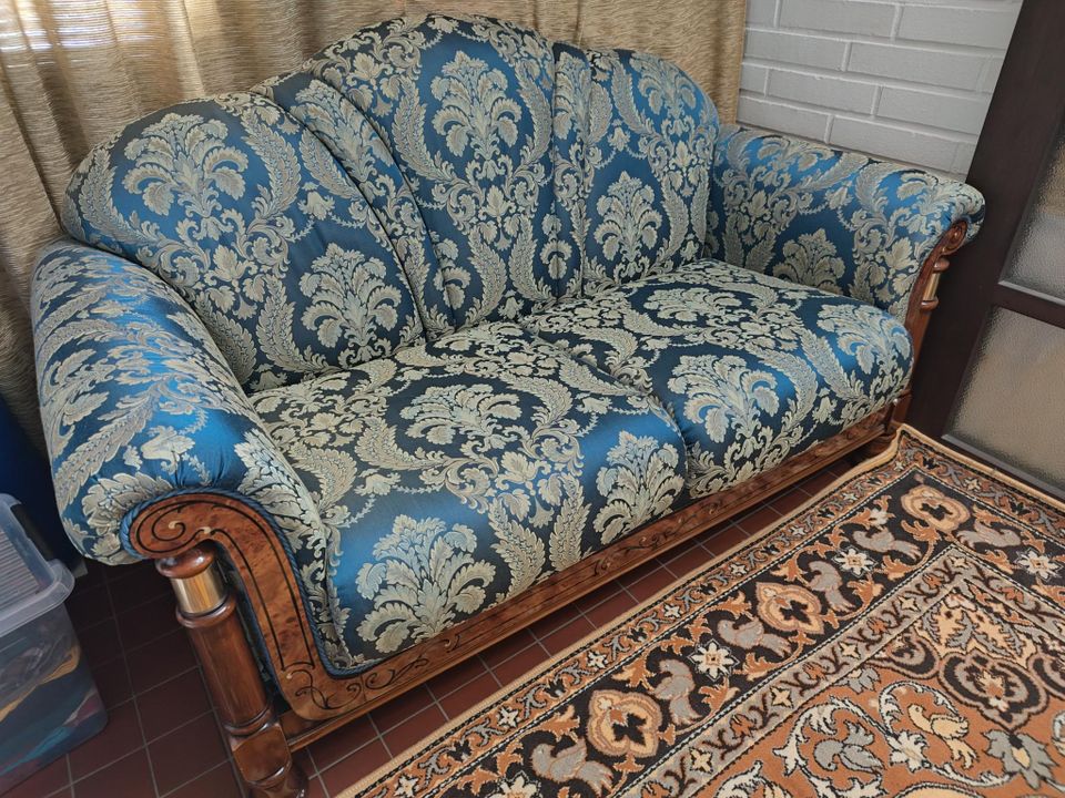 Näyttävä silkkiverhoiltu sohva 2 istuttava