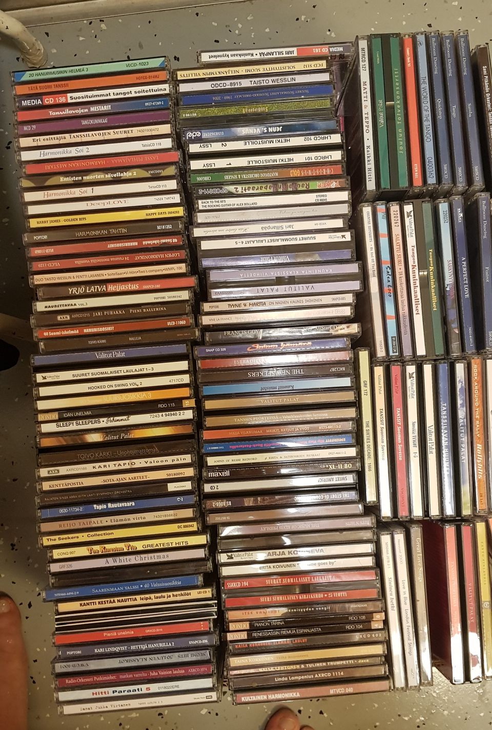 musiikki cd levyjä noin 2000 kpl