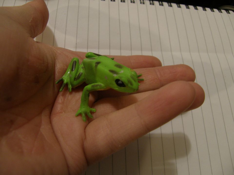 Pieni vihreä sammakko-hahmo