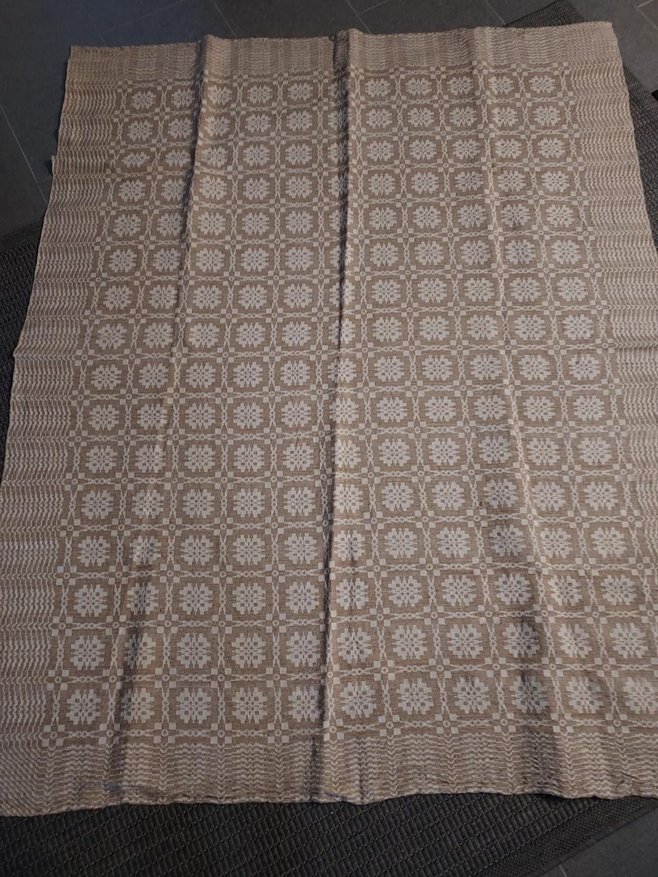 Uusi, itsekudottu pellavapöytäliina, 170 x 140 cm