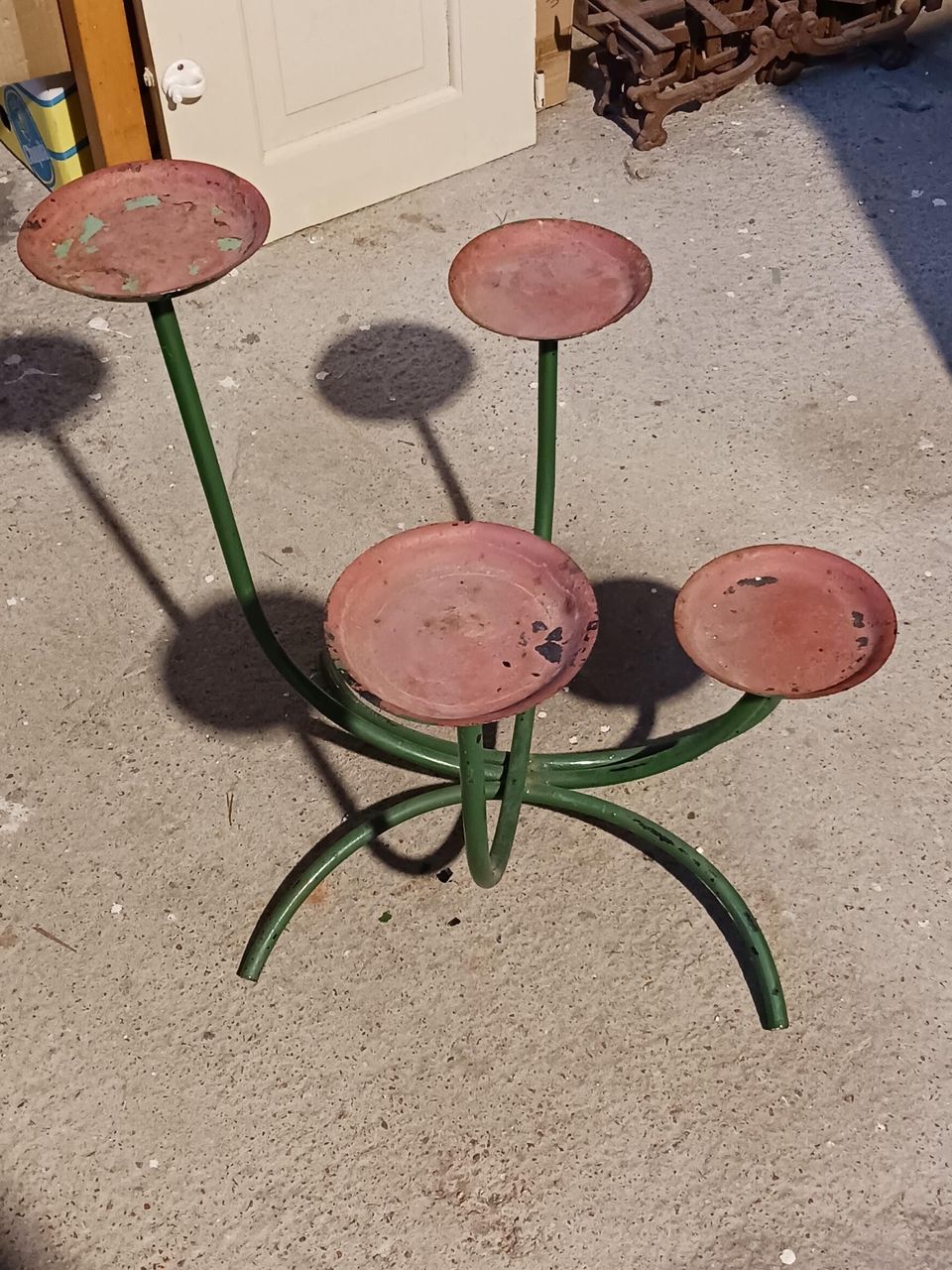 Erikoinen vanha kukkapöytä