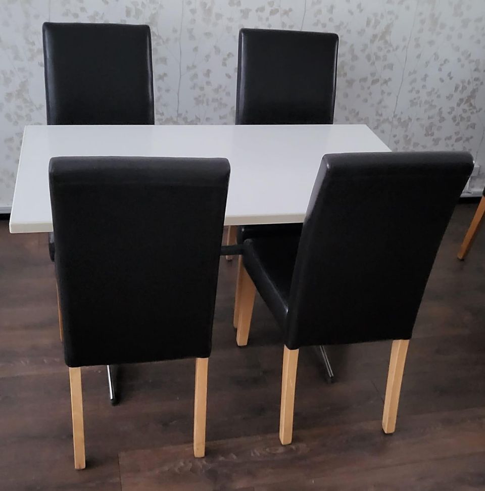 Pöytä tuoleilla