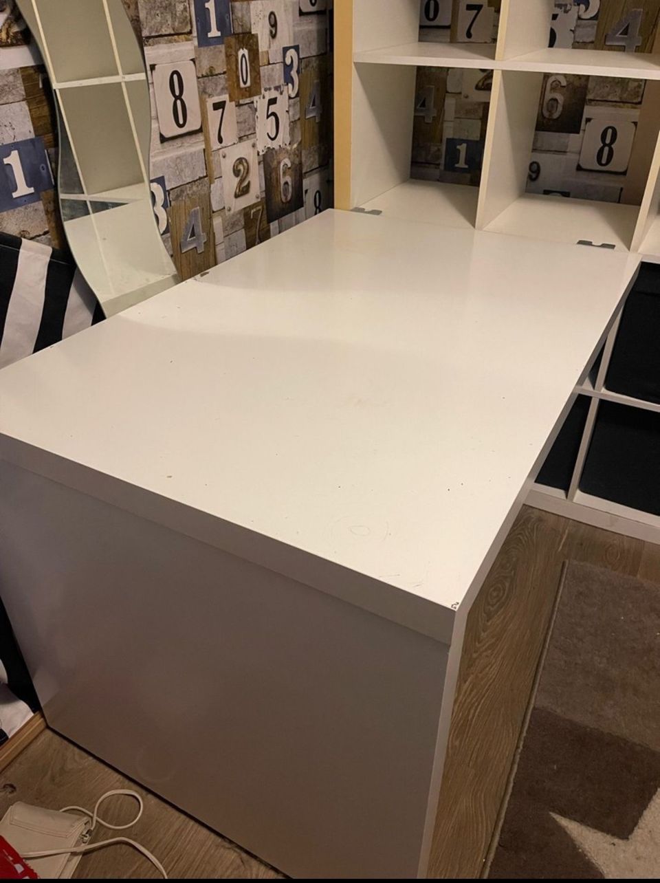 Ikean Kallax- hyllyyn sopiva pöytä (leveämpi malli)
