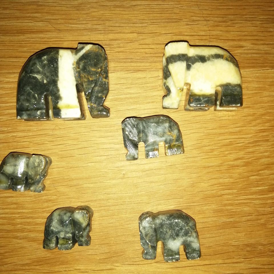 Kivestä veistetty elefantti-perhe
