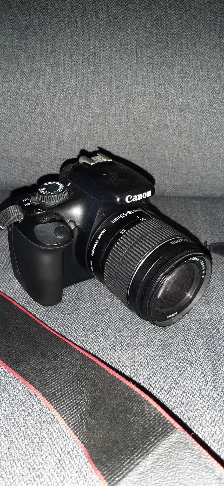 Canon EOS 1100D -runko ja 18-55mm yleisobjektiivi.