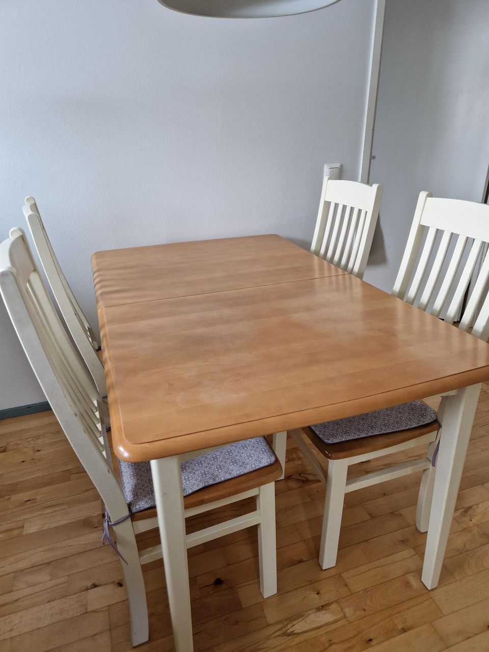 Ruokapöytä (jatkettava) ja 4-6 tuolia