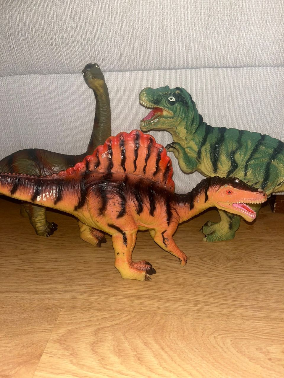 Myydään kuvan dinosaurus lelut