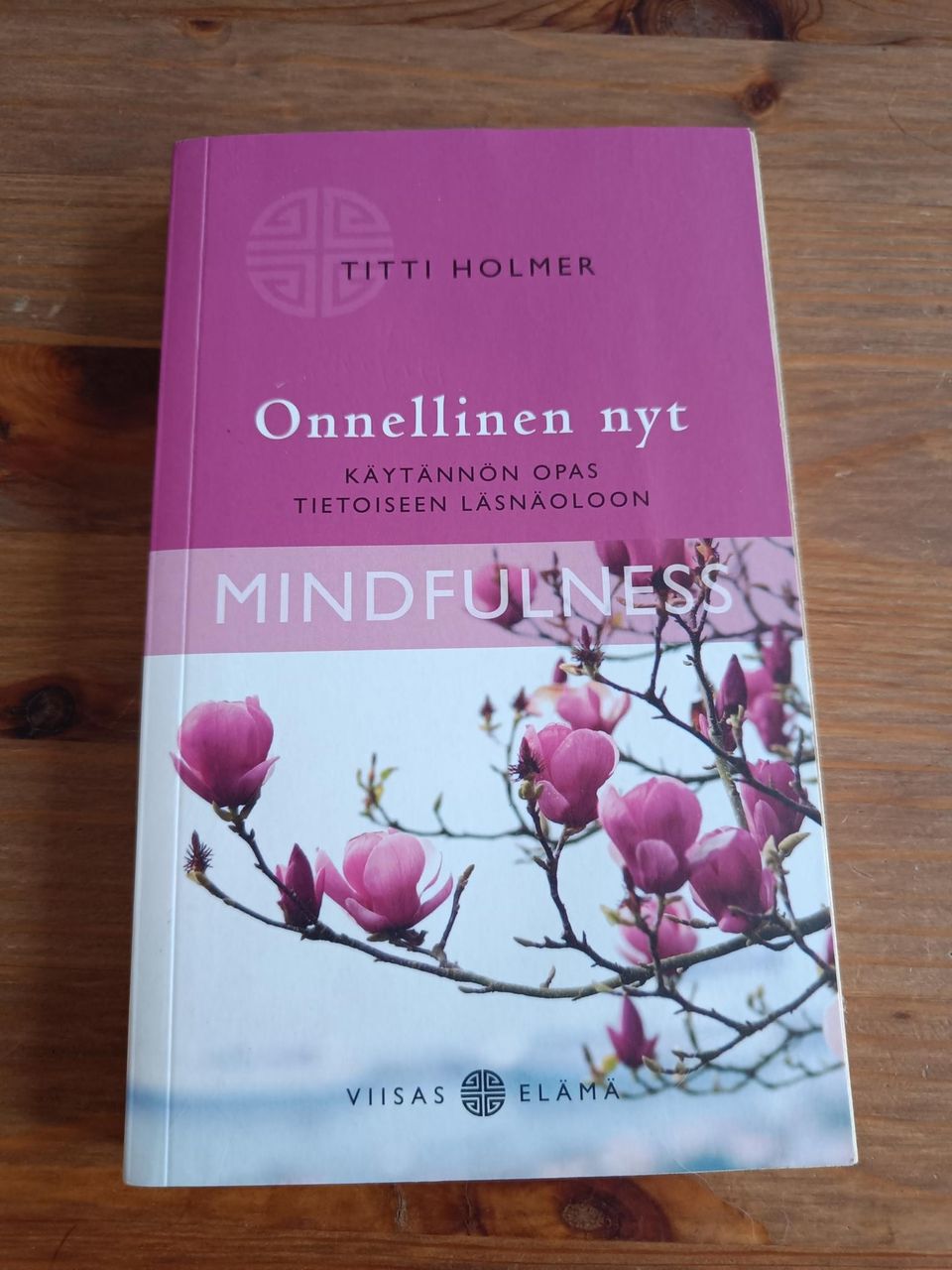 Titti Holmer Onnellinen nyt -mindfulness kirja