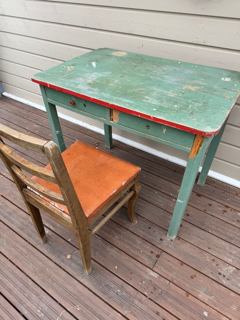Vanha pöytä ja tuoli