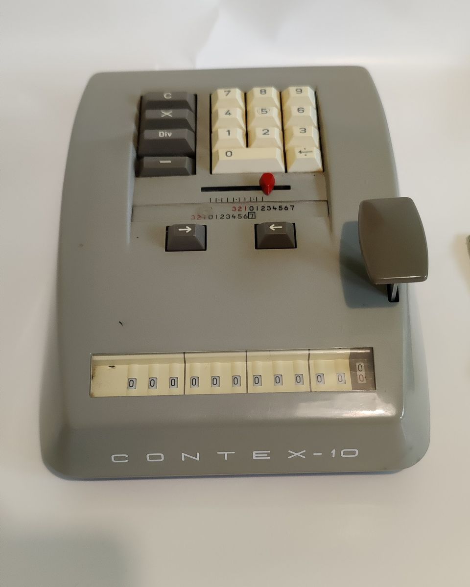 Contex-10 antiikkinen mekaaninen laskukone. Kulkeutuu Salo - Turku välillä