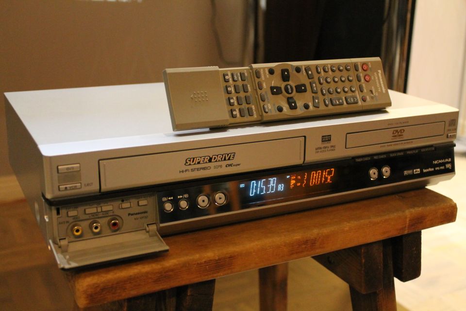 RCA / SCART Panasonic NV-VP30 combo VHS-nauhuri DVD-soitin + kaukosäädin