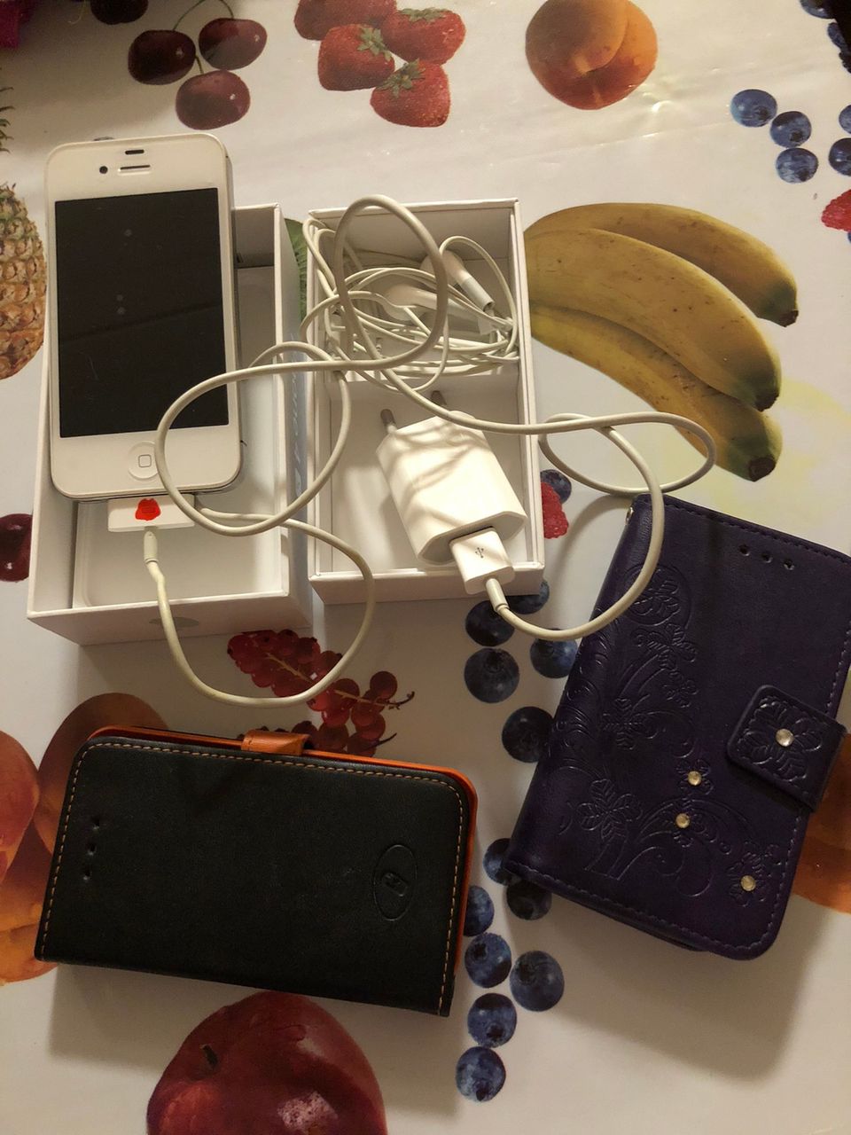 iPhone 4C, laturi, kuulokkeet, kotelot 7€ kpl