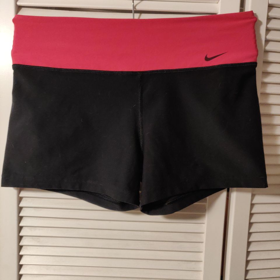 Mustat (pinkki vyötärö-osa) Niken urheilushortsit, koko M