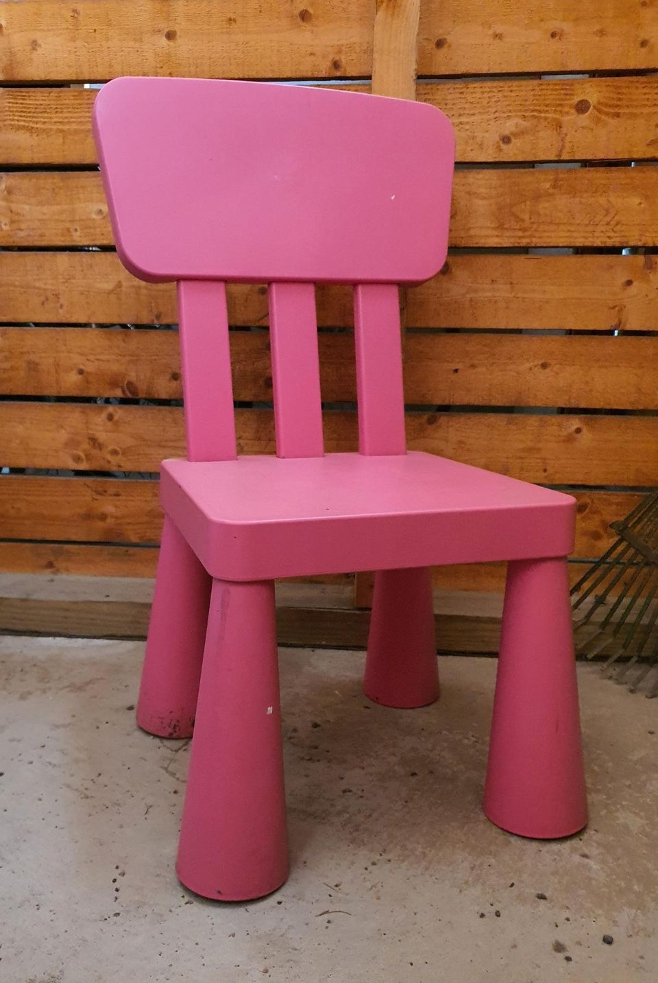 Elegantti pinkki tuoli