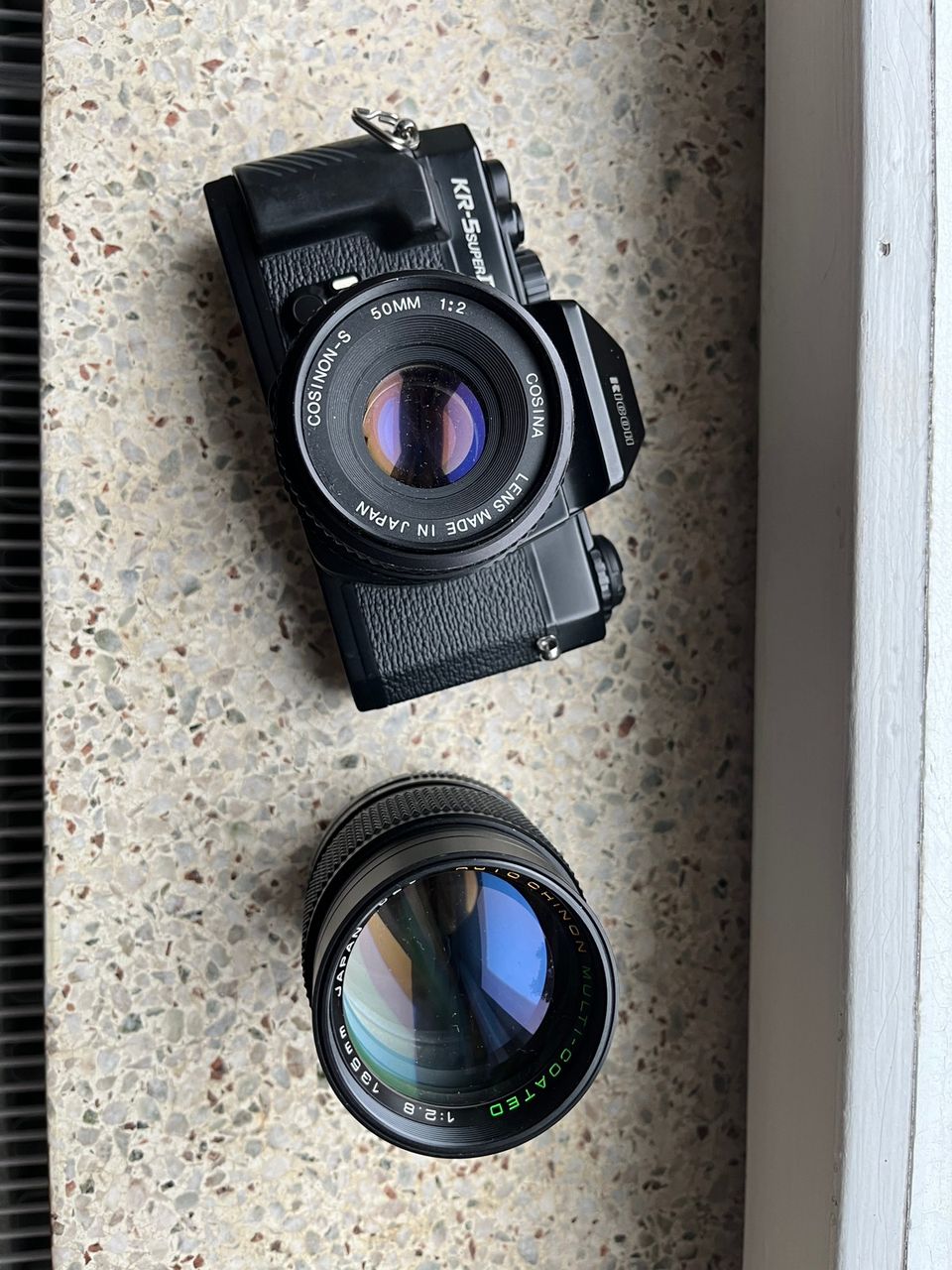 Ricoh KR-5 Super II -filmikamera, 135mm f2.8 + 50mm f2 -objektiivit