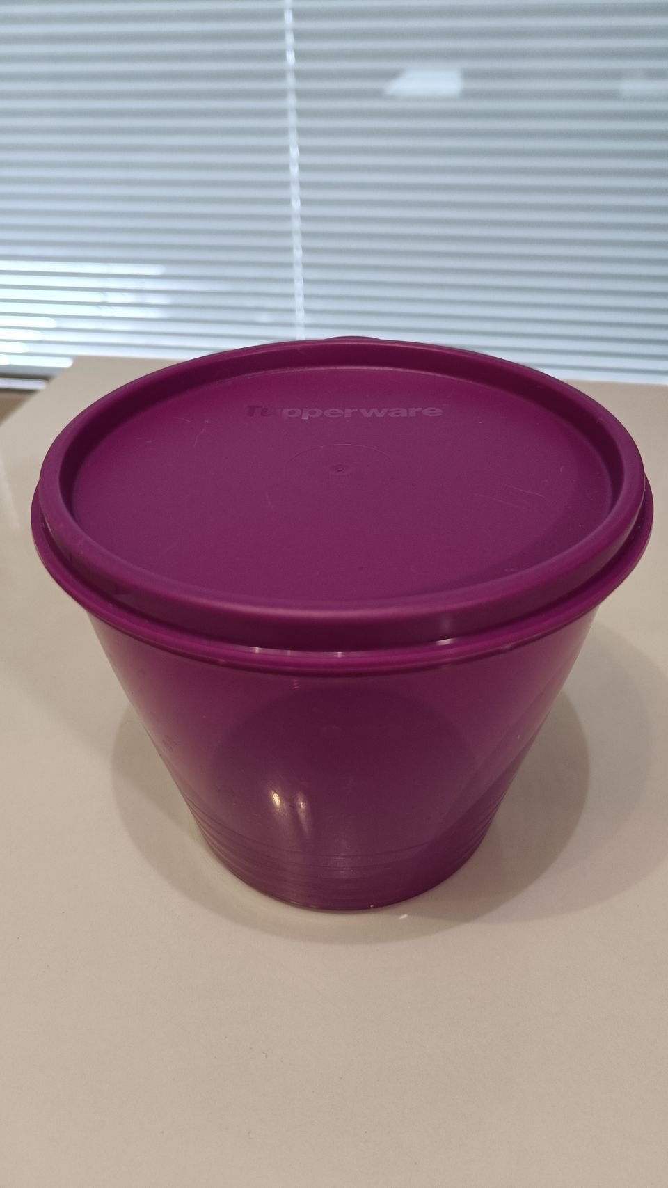 Tupperware violetti kannellinen säilytysastia