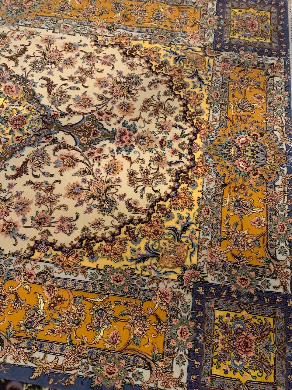 Persialainen käsinsolmittu matto (Isfahanin matto)