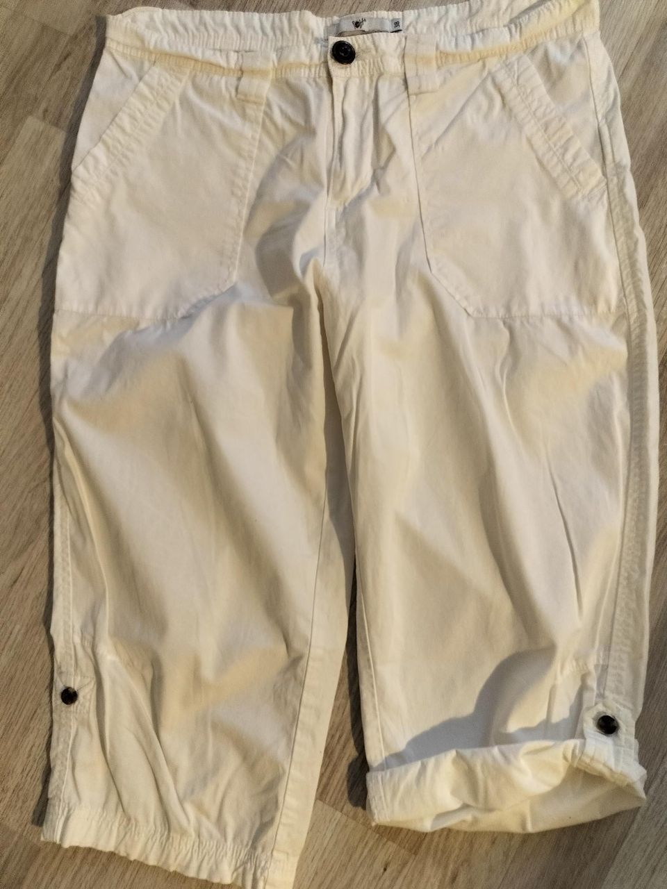Polan valkoiset Capri housut.