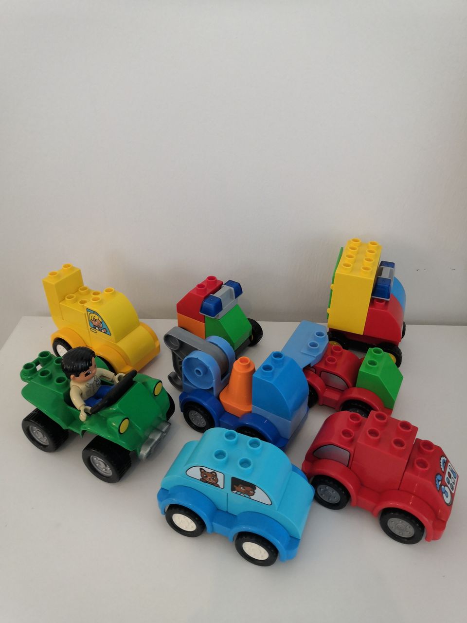 Lego Dublo erilaisia autoja