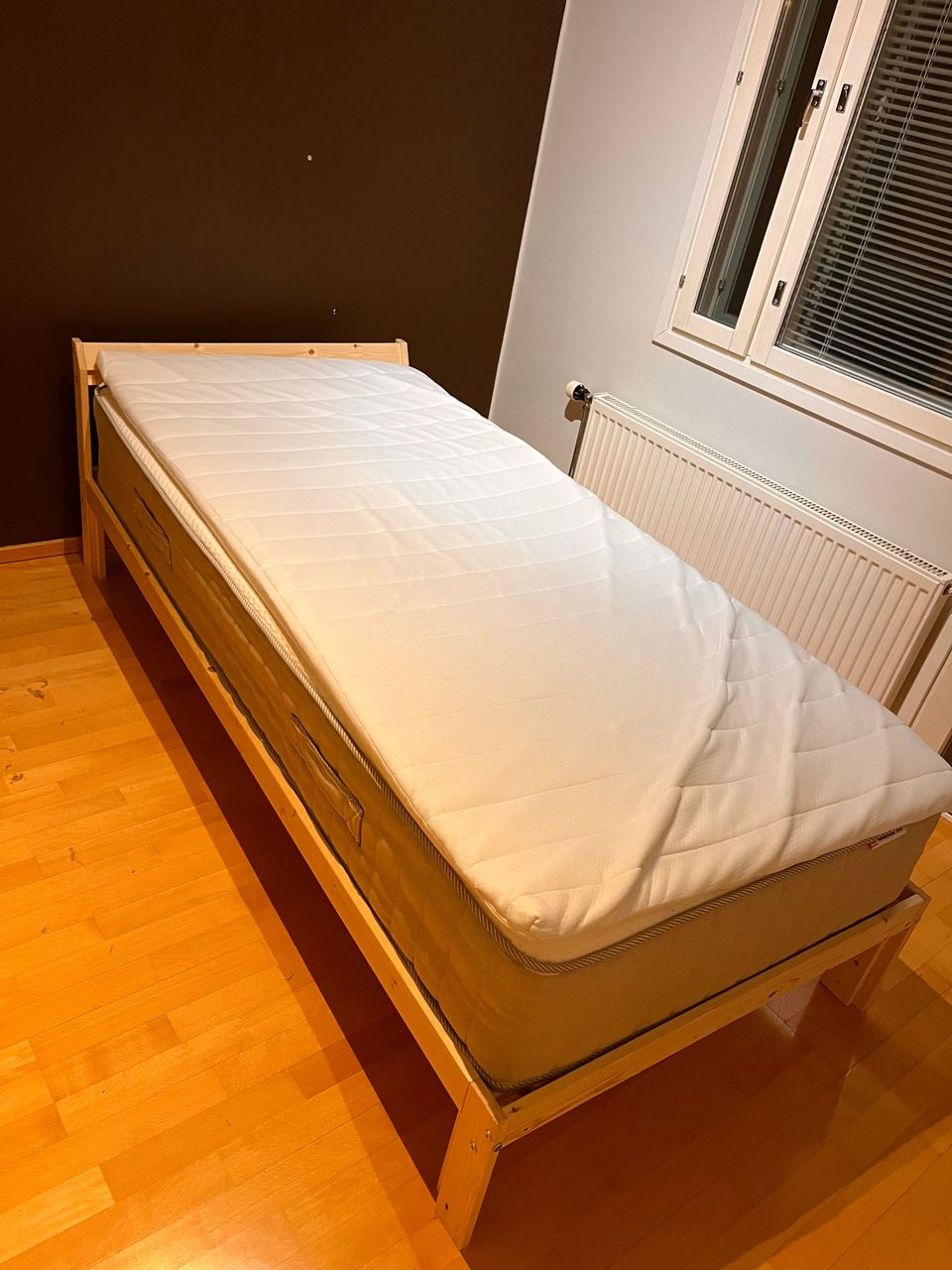 Sänky 90x200 + Patjat (2kpl), suoraan käyttöön!