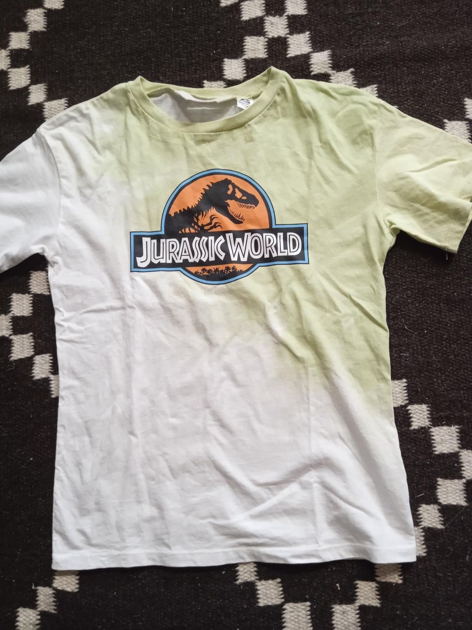 134/140  Jurassic World T paita