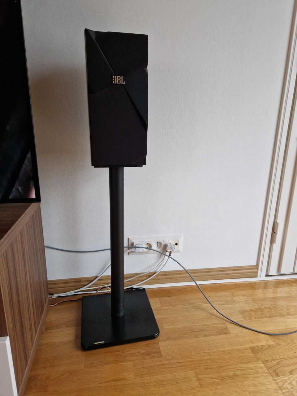 Jbl studio 130 kai. Jalustoilla ja av vahvistin