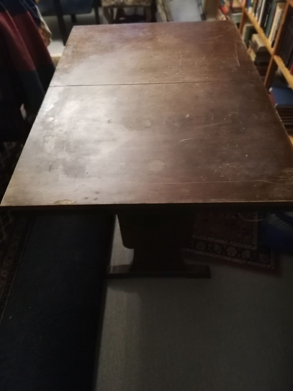 Pöytä ja 3 tuolia