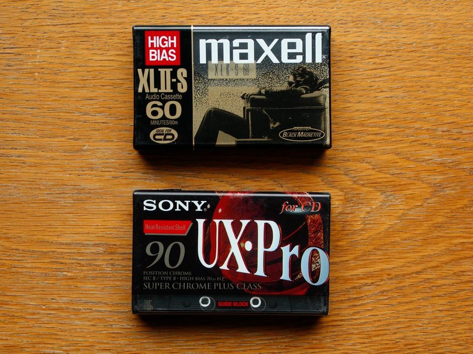 Maxell 60 min. & Sony 90 min. Type II C-kasetti