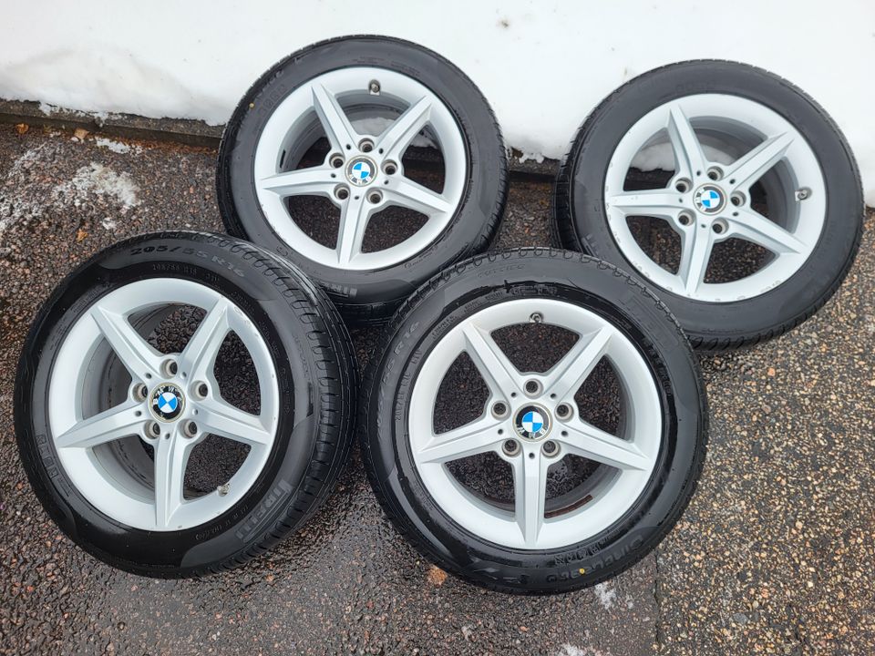 BMW 16" alkuperäisvanteet kesärenkailla