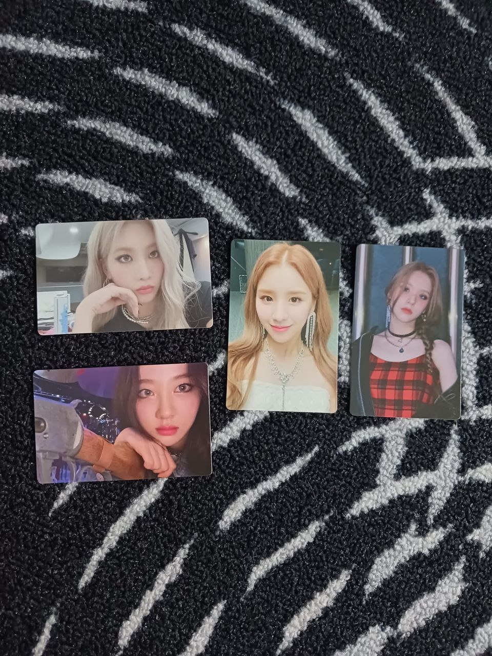 LOONA Not Friends photocards