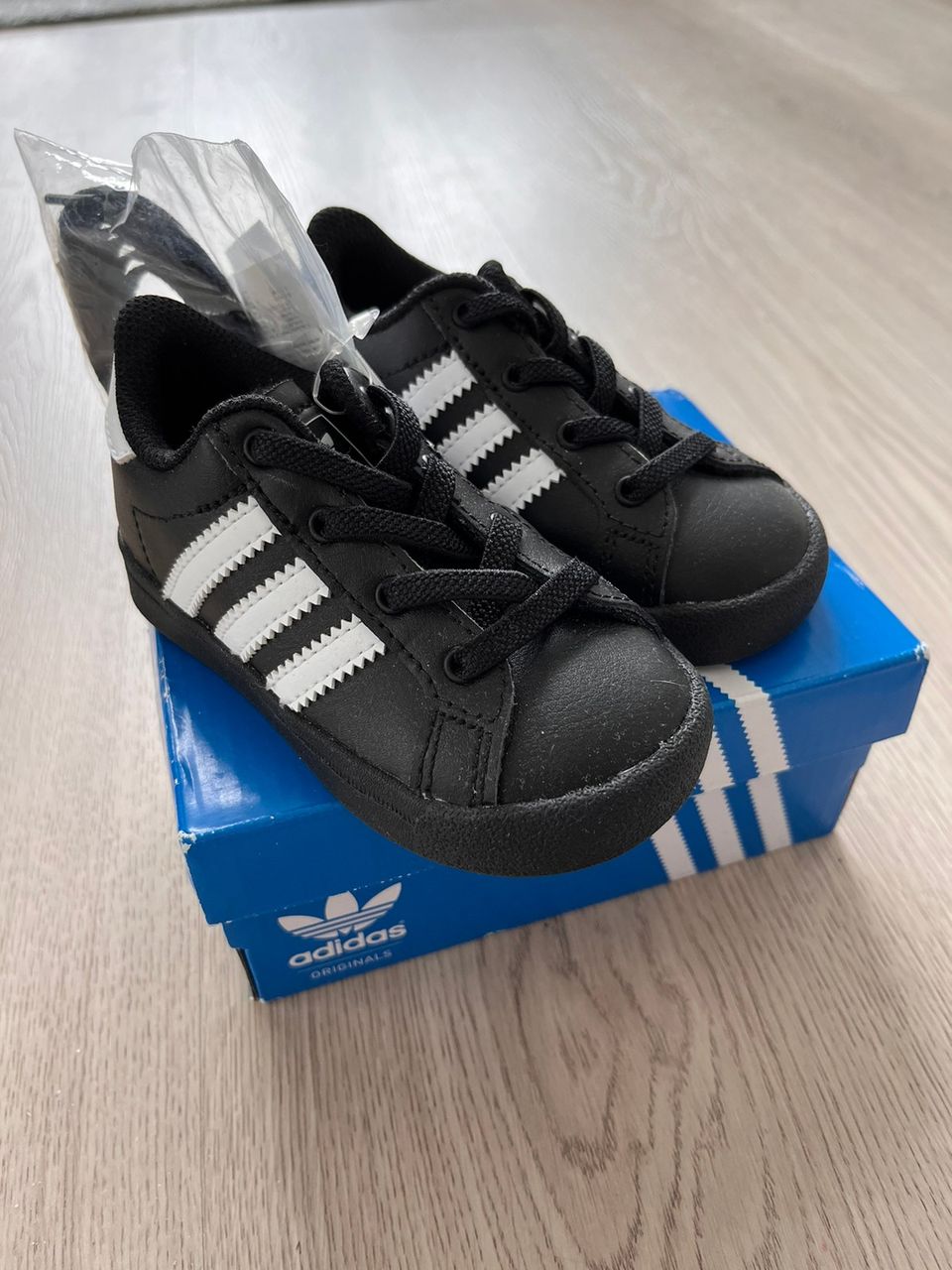 Adidas kengät 21