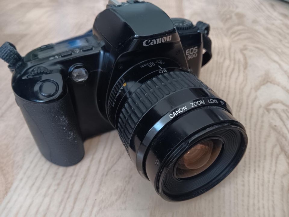 Canon EOS 500 filmikamera + 35-80 objektiivi.