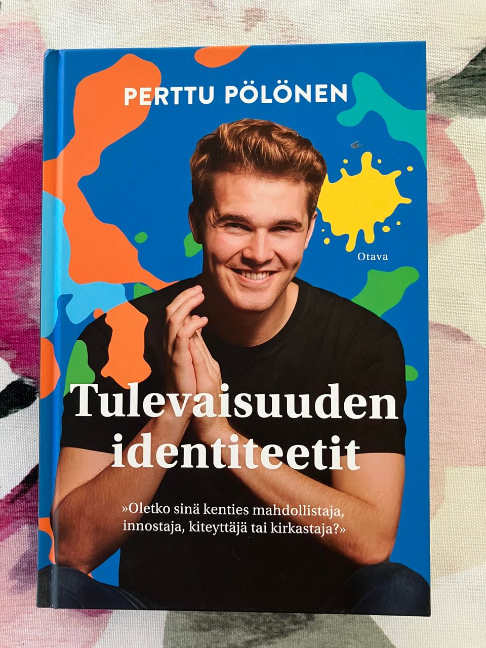 Perttu Pölönen : Tulevaisuuden identiteetit (signeerattu)