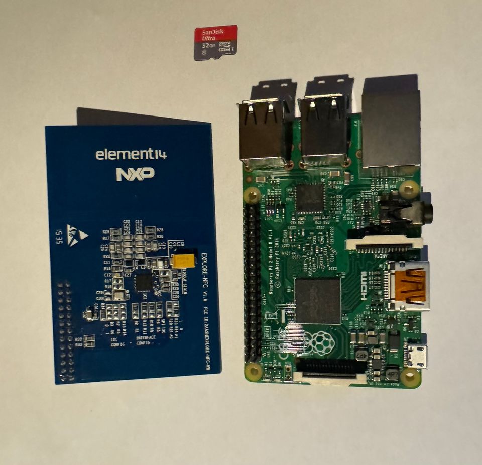 Raspberry Pi 2 Model B V1.1, NFC-kortti sekä 32gb micro-sd